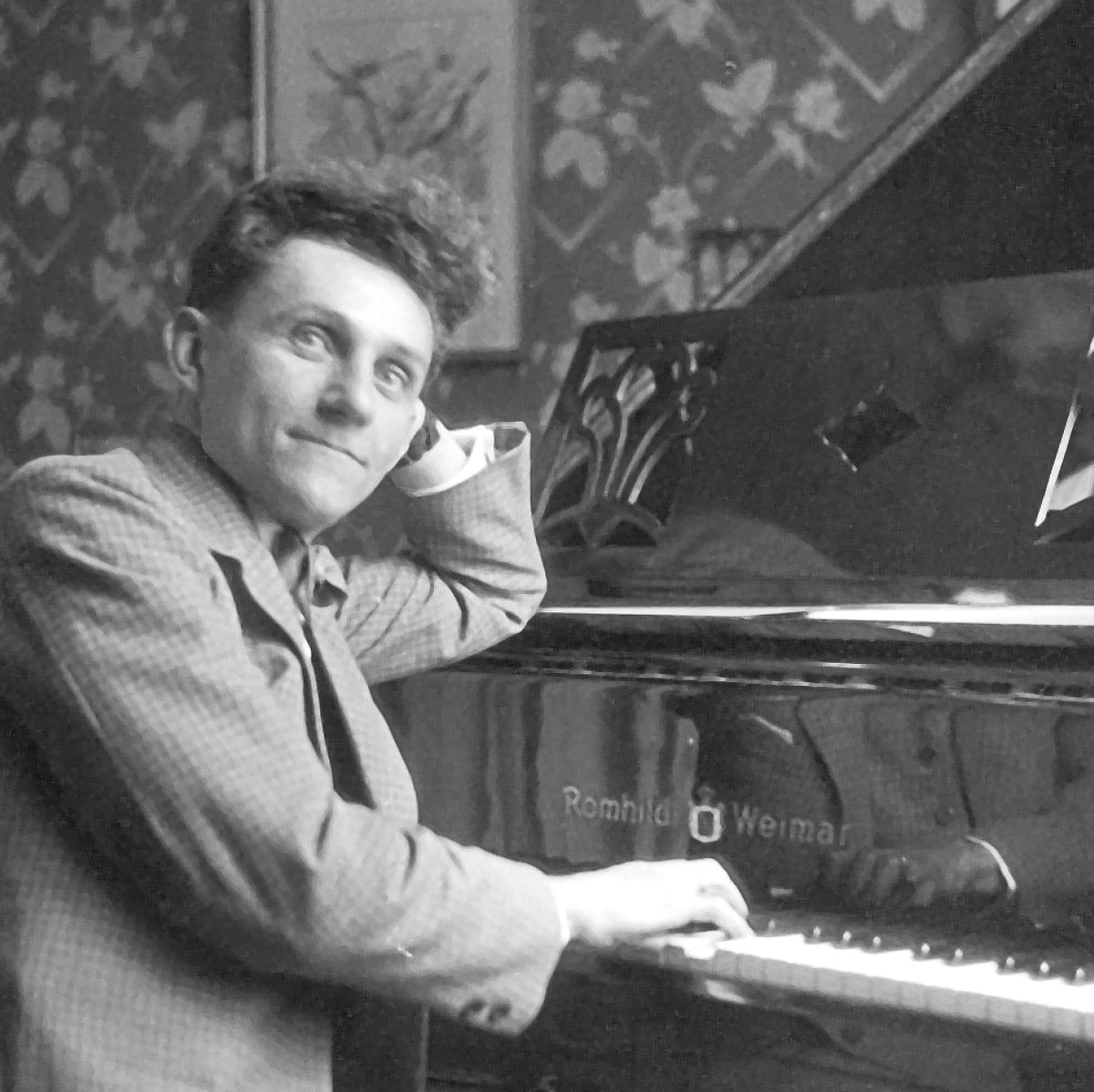 Muanetu Erich Frost musombe kumpala kua piano