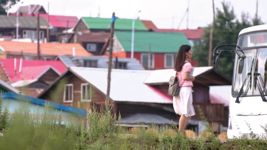 Tshimfuanyi tshia mu filme wa ‘Bana betu ba bakaji basatu ba mu Mongolie.’ Muanetu Undraa, mpanda-njila wa bakaji, uya bua kubuela mu bise.