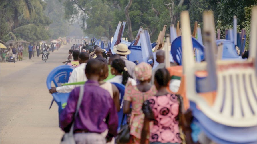 Tshimfuanyi tshia mu filme wa ‘Dinanga kadiena dishikila . . . nansha patudi mu bupele—Congo.’ Bena Kristo netu ba bungi baya ku muaba udibu benzela mpungilu. Ba bungi bambule nkuasa ne bintu bikuabu.