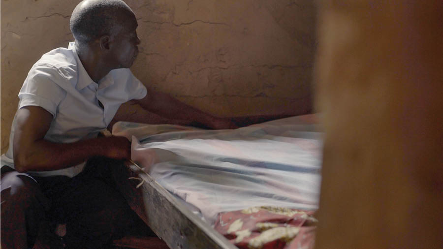 Tshimfuanyi tshia mu filme wa ‘Dinanga kadiena dishikila . . . nansha patudi mu bupele—Congo.’ Muanetu wa balume ulongoluela bena Kristo netu badi bafume ntanta bulalu.
