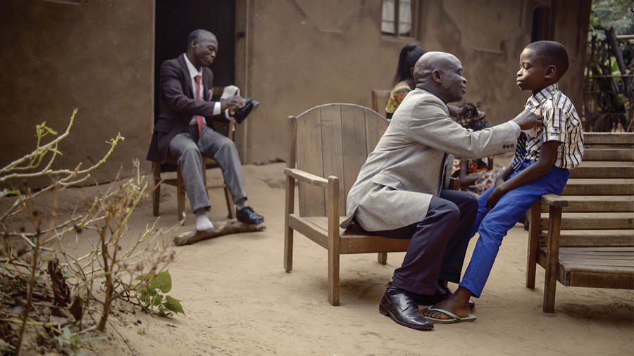 Tshimfuanyi tshia mu filme wa ‘Dinanga kadiena dishikila . . . nansha patudi mu bupele—Congo.’ Bana betu bavuala bilamba bua kuya mu mpungilu.