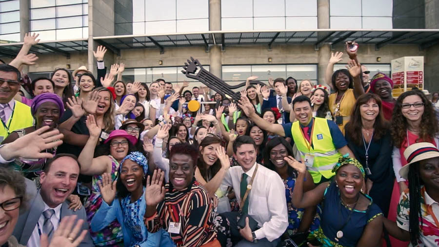 Tshimfuanyi tshia mu filme wa ‘Mpungilu wa bantu bafumine mu matunga a bungi wa ‘dinanga kadiena dishikila nansha’!’ Bana betu ba muaba udi mpungilu eu wenzekela ne bana betu bavua baye mu mpungilu eu bimane babakuata foto.