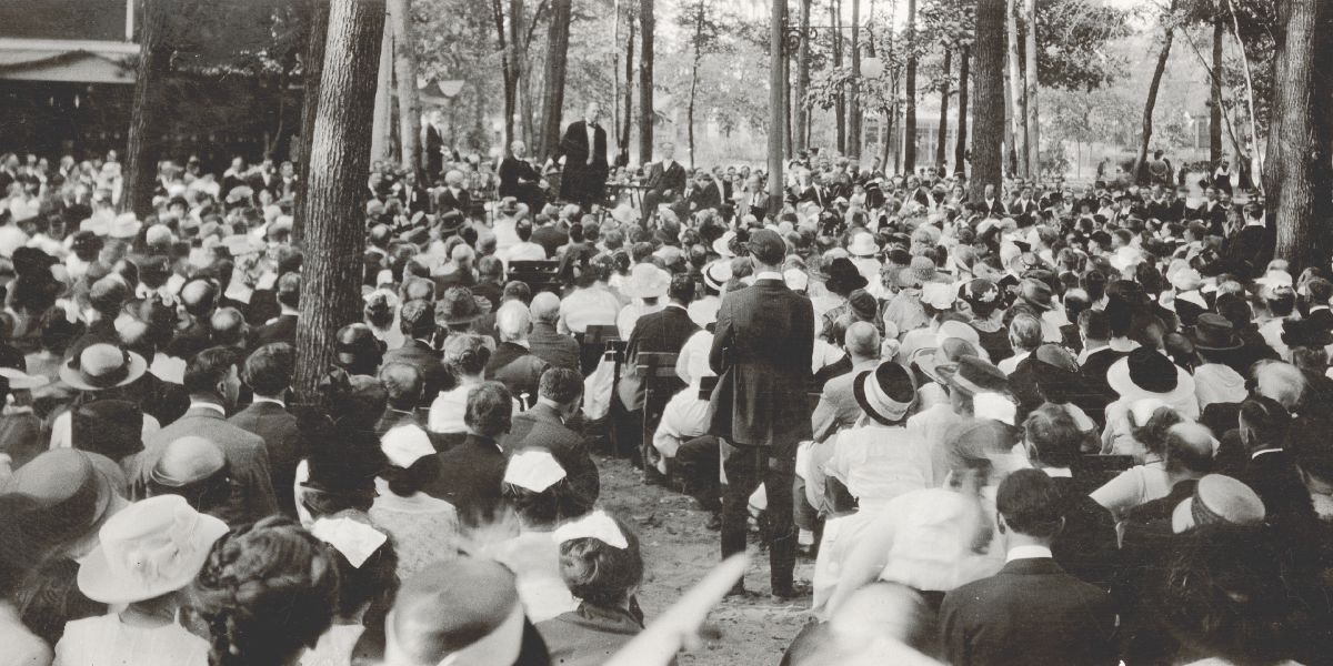 Joseph F. Rutherford wenza muyuki kumpala kua bantu ba bungi bavua basombele muinshi mua mitshi mu mpungilu wa Balongi ba Bible mu 1919.