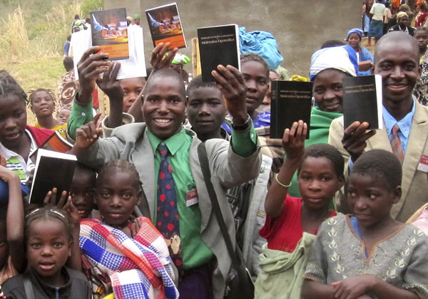 Bantemu ba Yehowa ba mu Mozambique ne mukanda mupiamupia wa malu a mu Bible