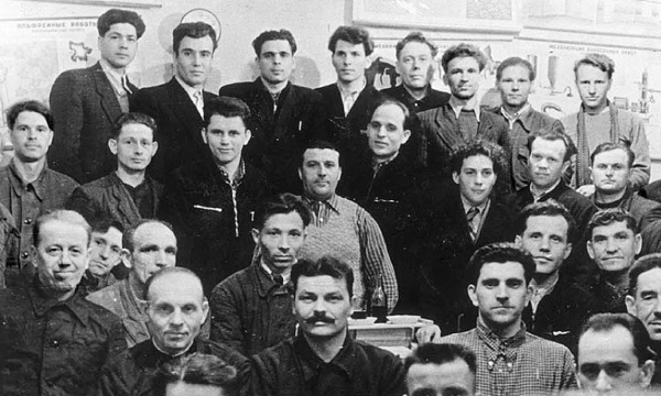 Bantemu ba Yehowa benza Tshivulukilu mu 1957 mu kamponya ka mudimu mu tshimenga tshia Mordovie, mu Russie