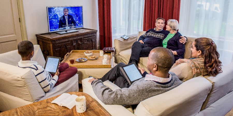 Mulume ne mukajende bakadi bakulakaje batangila television wa JW pamue ne bena mu dîku kampanda batshidi bansonga