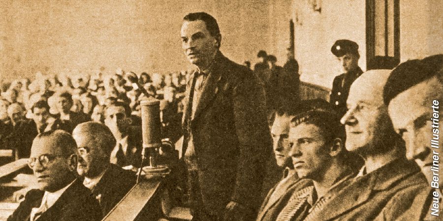 Bann frer pe pas devan enn lakour kominist dan Lalmagn Deles.