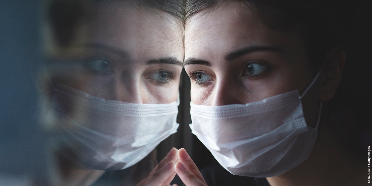 Enn madam ki ena enn mask pe get par lafnet.