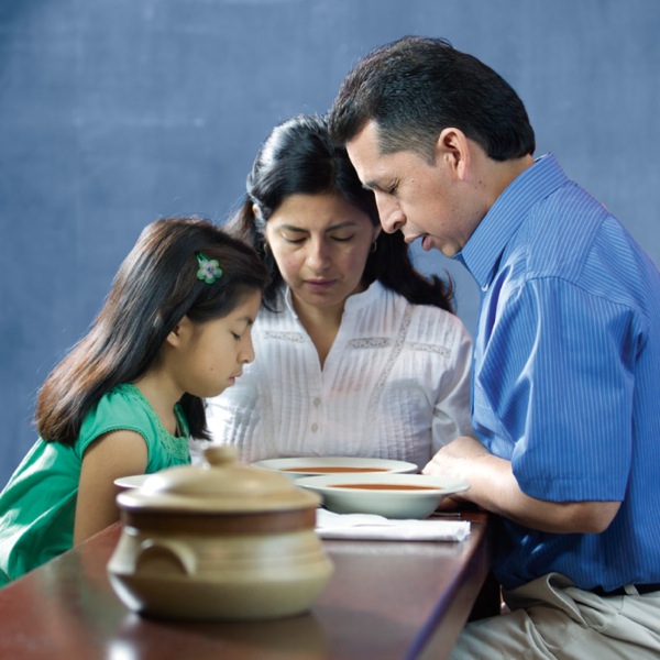 A Witness family praying to Jehovah God
