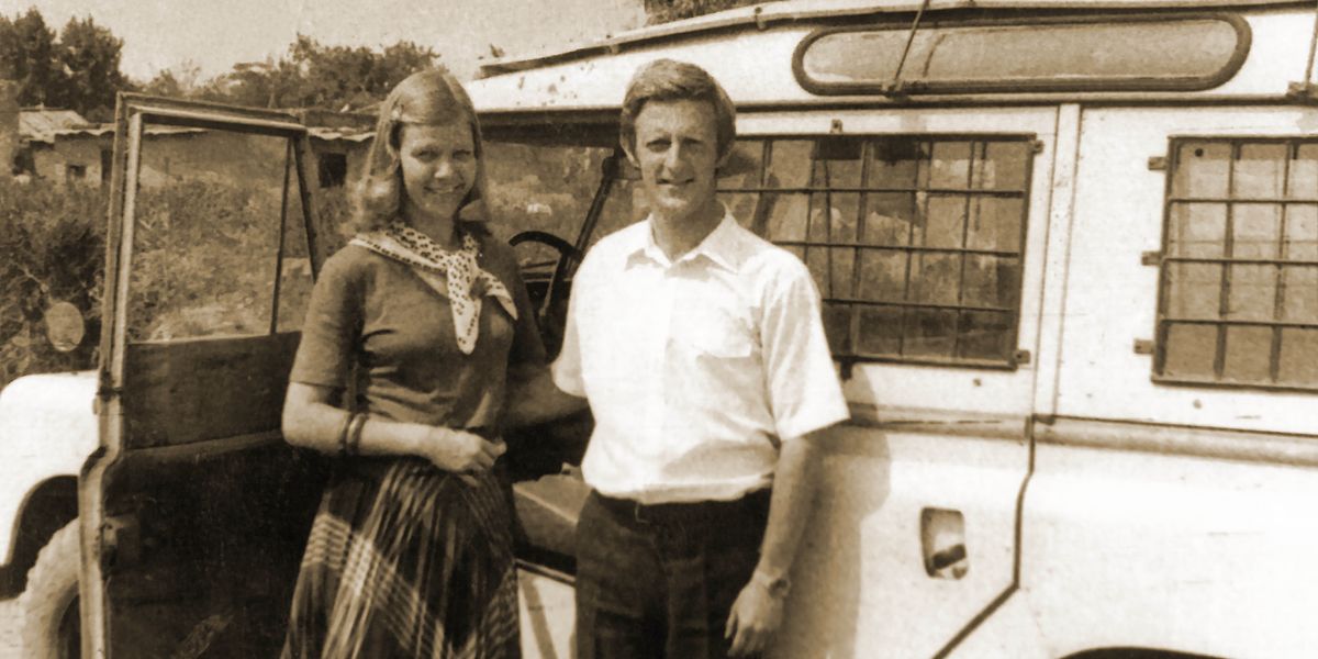 Dan enn vilaz, Mats ek Ann-Catrin pe deboute akote zot Jeep.