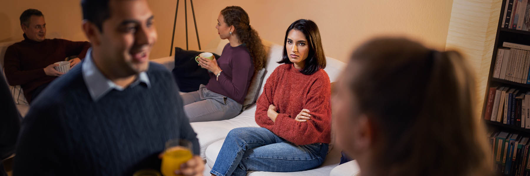 Una adolescente mirando al suelo con la mirada muy triste.