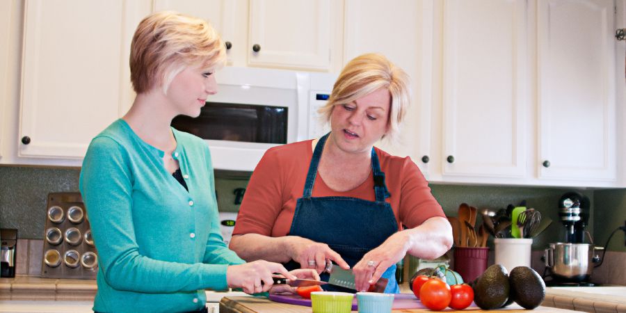 Emmaline prepara una comida junto a su madre