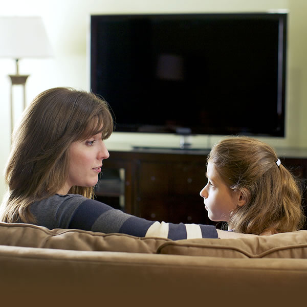 Reny mampianatra ny zanany rehefa avy mijery vaovao