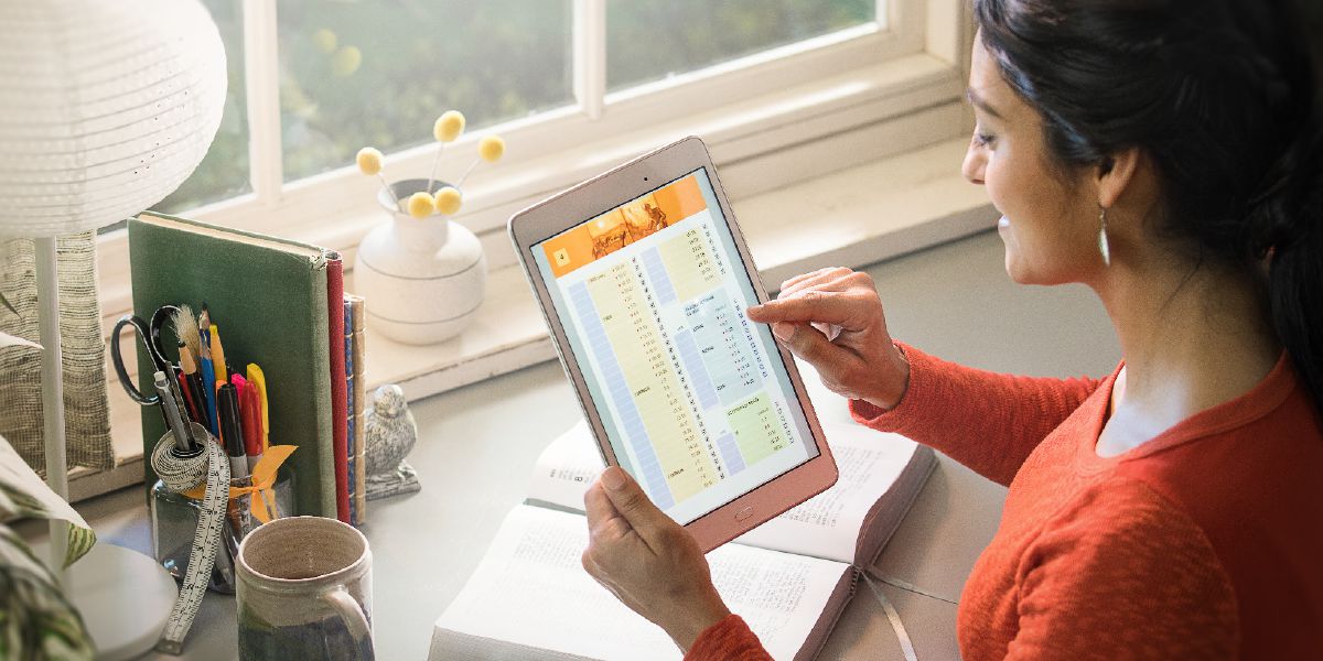 Vehivavy mijery an’ilay fandaharana famakiana Baiboly ao amin’ny jw.org