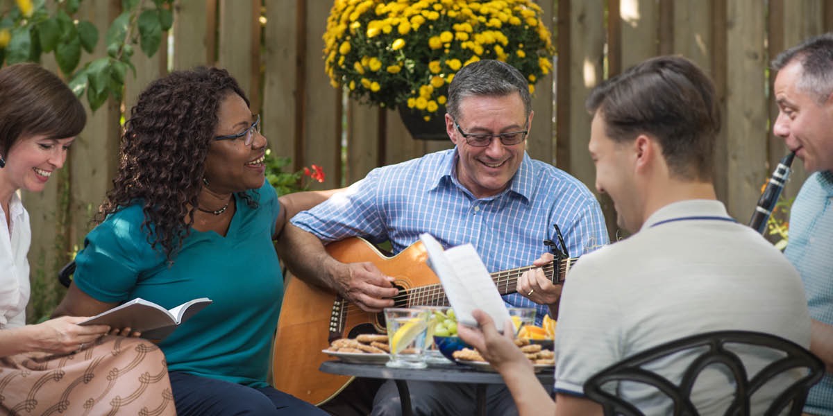 Стефан Волас Туркот свири на гитара