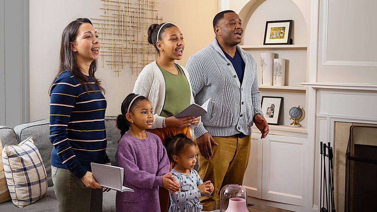 Членовите на семејството прикажани претходно стојат и вежбаат теократски песни.