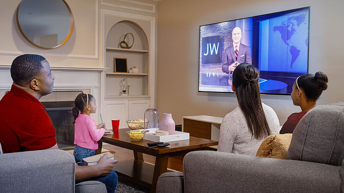 Семејството гледа месечна емисија на JW Broadcasting.