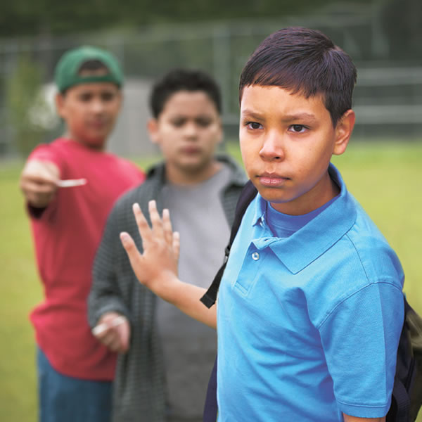 Beberapa budak menggoda seorang budak dengan rokok. Dia menolak godaan mereka