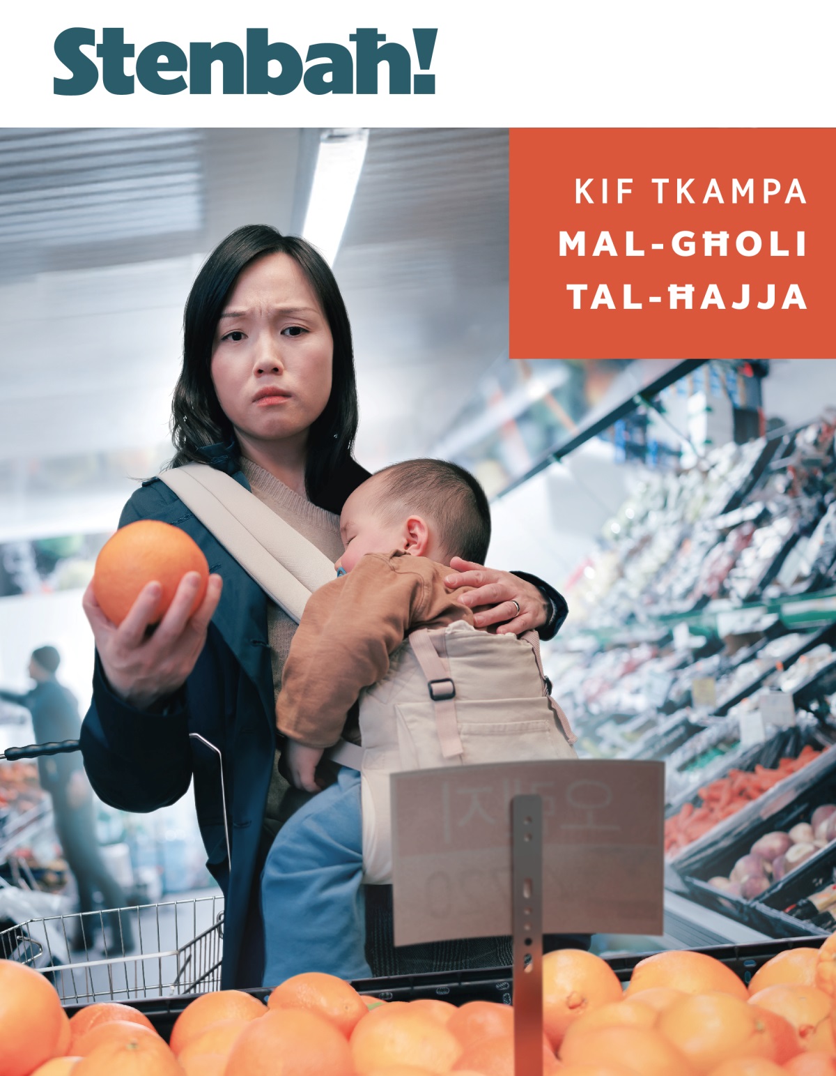 Mara qed tħares inkwetata lejn il-prezzijiet taʼ xi frott waqt li qed tagħmel ix-xirja bit-tarbija rieqda fuqha.