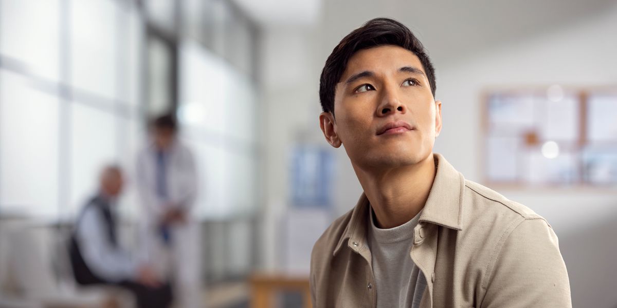 ဆေးခန်းပြဖို့ စောင့်နေတဲ့ အမျိုးသားတစ်ယောက်