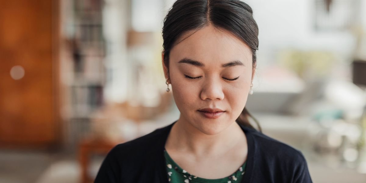 အိမ်ထဲမှာ ငြိမ်သက်စွာ ဆုတောင်းနေတဲ့ အမျိုးသမီး