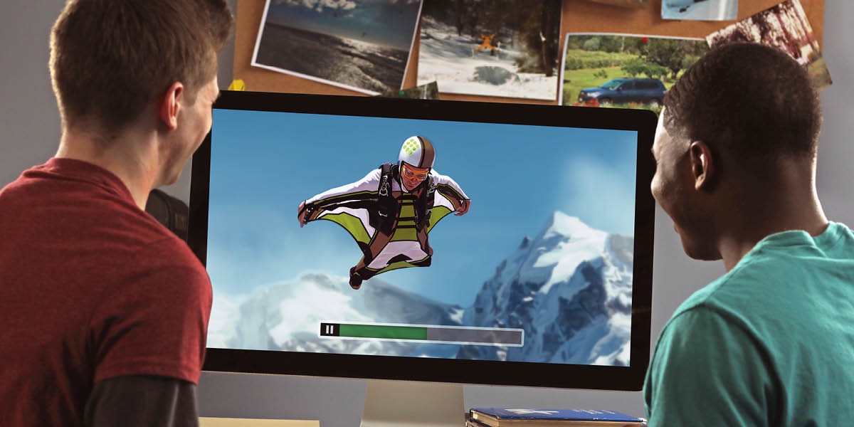 သည်းထိတ်ရင်ဖို အားကစားကို အင်တာနက်မှာ ကြည့်နေတဲ့ လူငယ်နှစ်ဦး