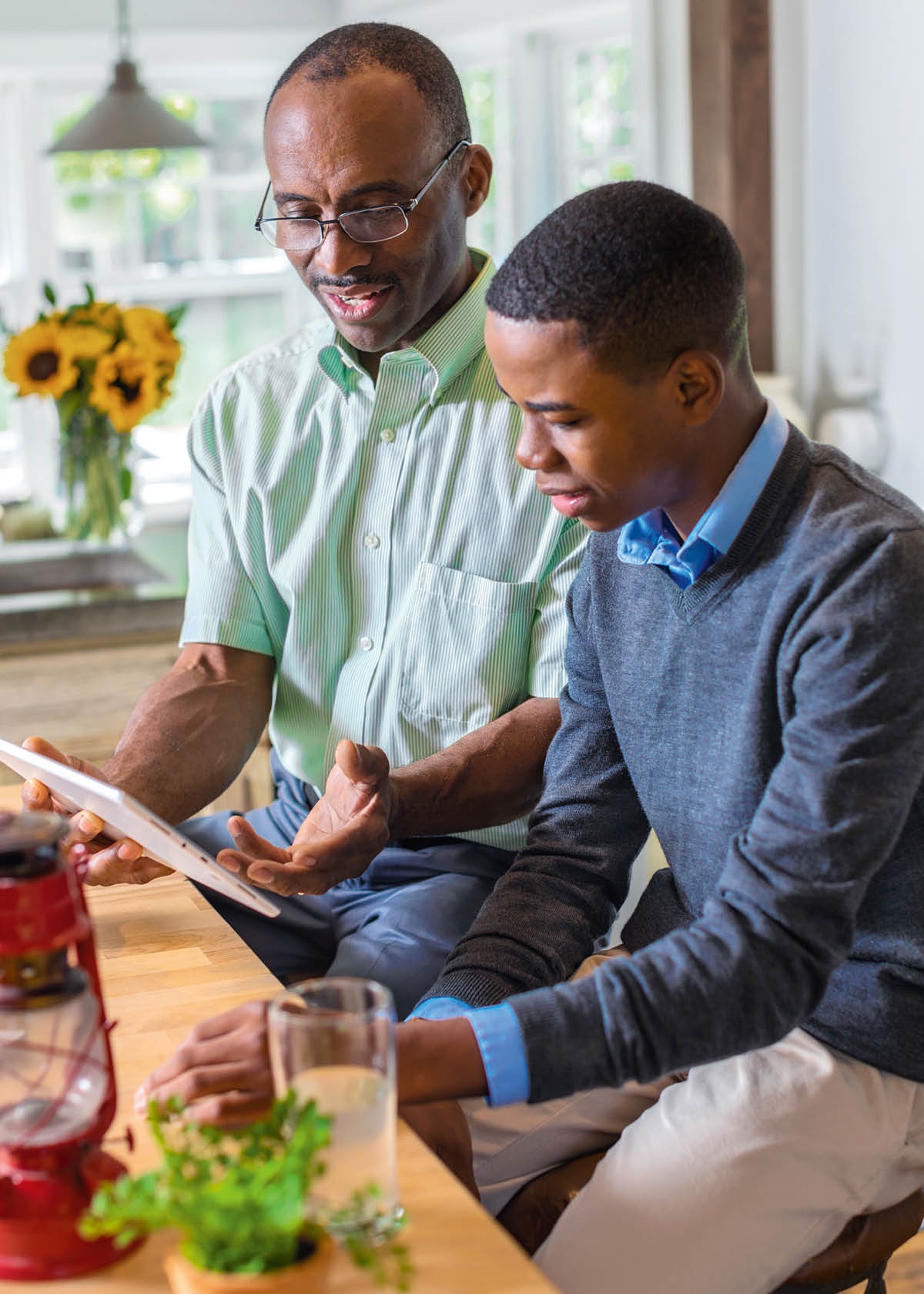 သားအဖနှစ်ယောက် jw.org ကို အတူတကွ ကြည့်ရှုနေကြစဉ်