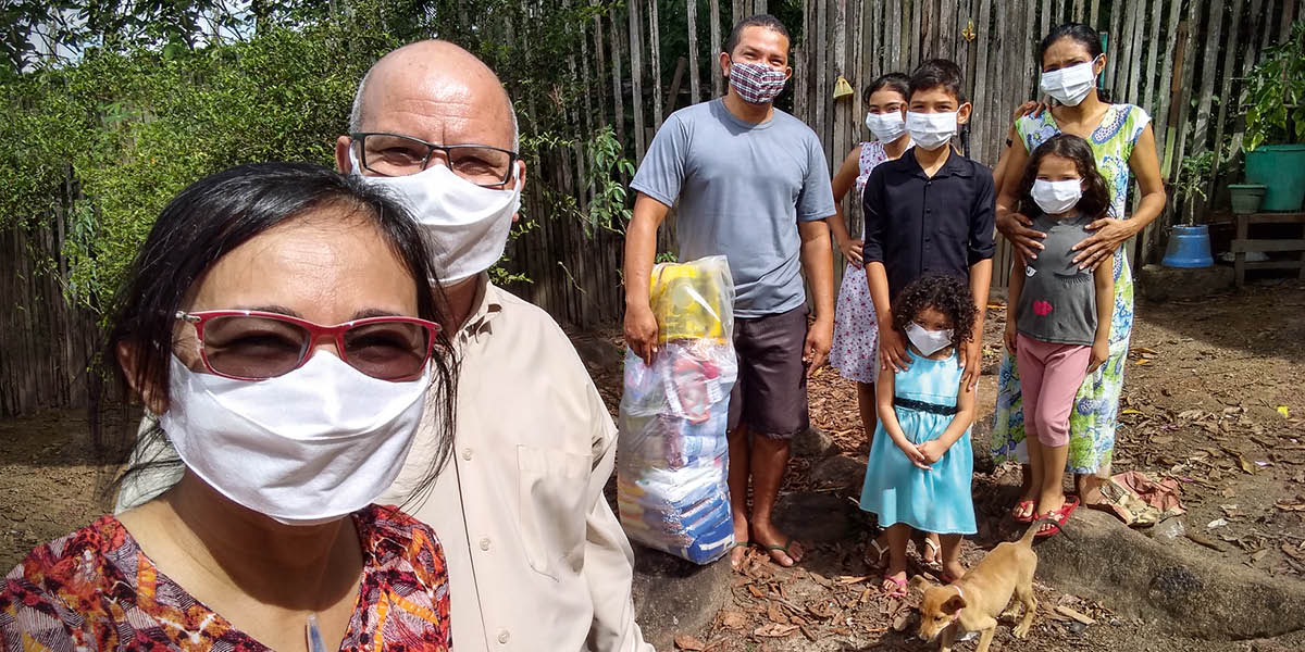 ညီအစ်ကို/မတွေ အစားအသောက် အထောက်အပံ့တွေ လက်ခံယူနေစဉ်။