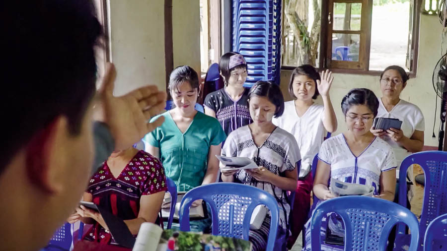 သာသနာပြု ညီအစ်ကိုက အစည်းအဝေးမှာ လက်ထောင်တဲ့ ညီအစ်မကို မှတ်ချက်ပေးဖို့ ခေါ်နေ။