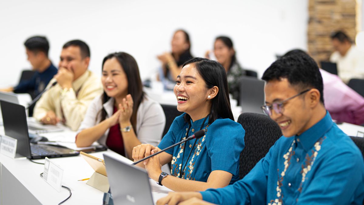 ဖိလစ်ပိုင်နိုင်ငံမှာ သင်တန်းတက်နေတဲ့ ညီအစ်ကို/မများ။