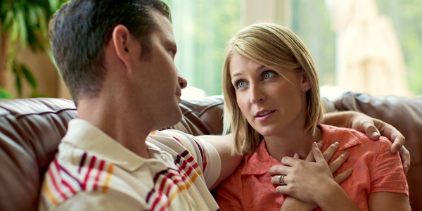 ဇနီးသည်က ခံစား​ချက်အကြောင်း ပြောပြနေတာကို ခင်ပွန်း နားထောင်နေ