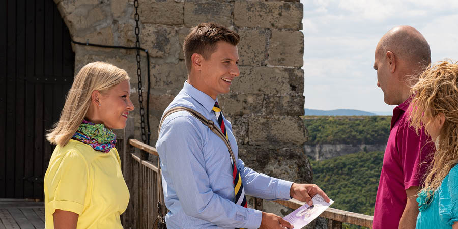 အမျိုးသားနဲ့ အမျိုးသမီးတစ်ဦးကို နာဒ်ဂျာနဲ့ ပဲတရီ ဝေစာ ဝေငှနေစဉ်။