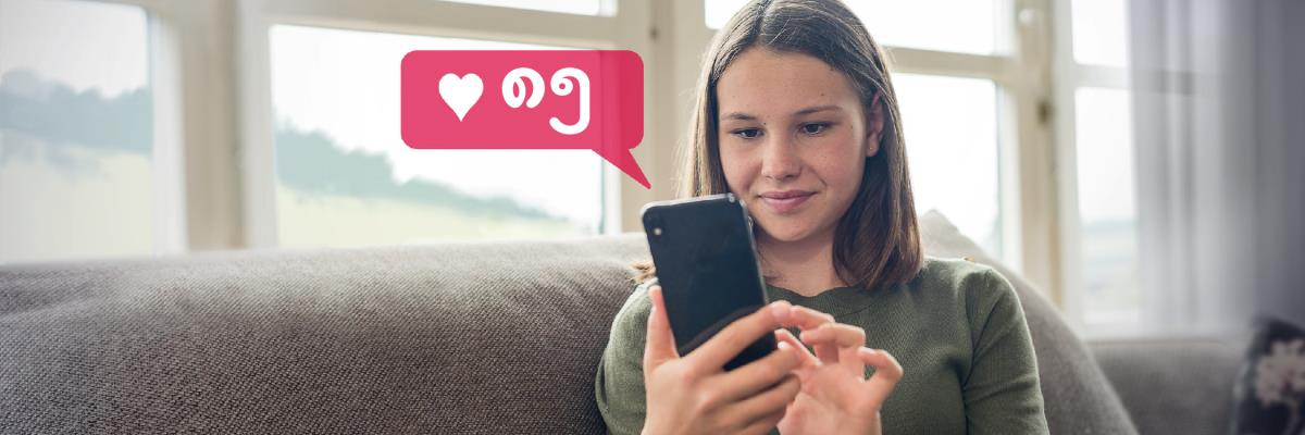 ဆယ်ကျော်သက် မိန်းကလေး ဖုန်းကို ကြည့်ရင်း ပြုံးနေ။ လူမှုမီဒီယာမှာ လိုက်ခ် ၈၅ ခု ရထား။