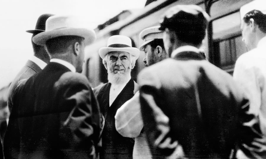 ချားလ်စ် တေ့ဇ် ရပ်စယ်လ်နဲ့ အပေါင်းအပါတွေ စကားပြောနေကြ