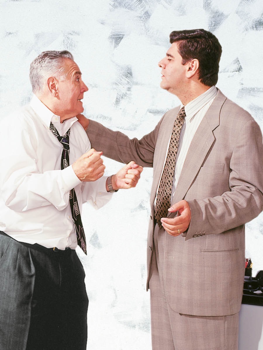 ဒေါသထွက်နေတဲ့ လူတစ်ယောက်ကို အမျိုးသားတစ်ယောက် တည်ငြိမ်စွာ ဖျောင်းဖျနေစဉ်