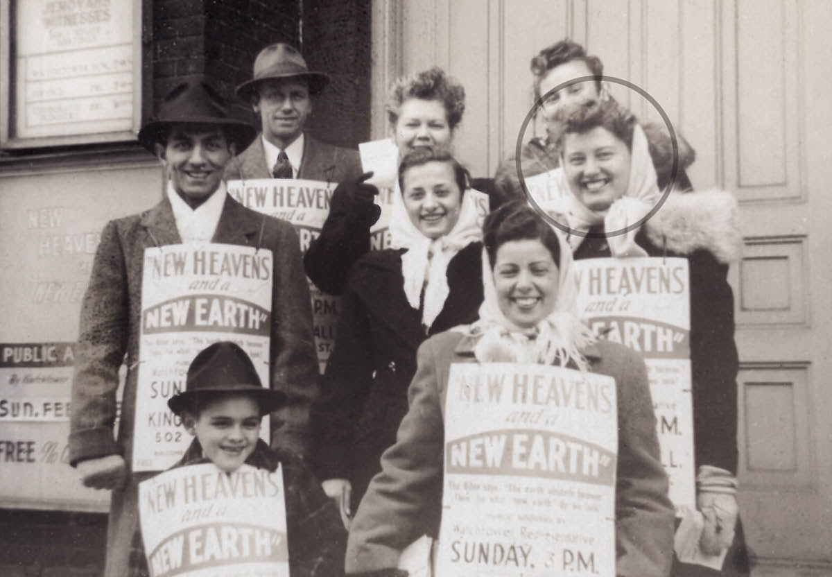 ကာမီလာနဲ့ ညီအစ်ကို/မ အုပ်စုငယ် ကြော်ငြာကတ် ချိတ်ဆွဲပြီး လက်ကမ်းဝေစာတွေ ကိုင်ထားကြ။