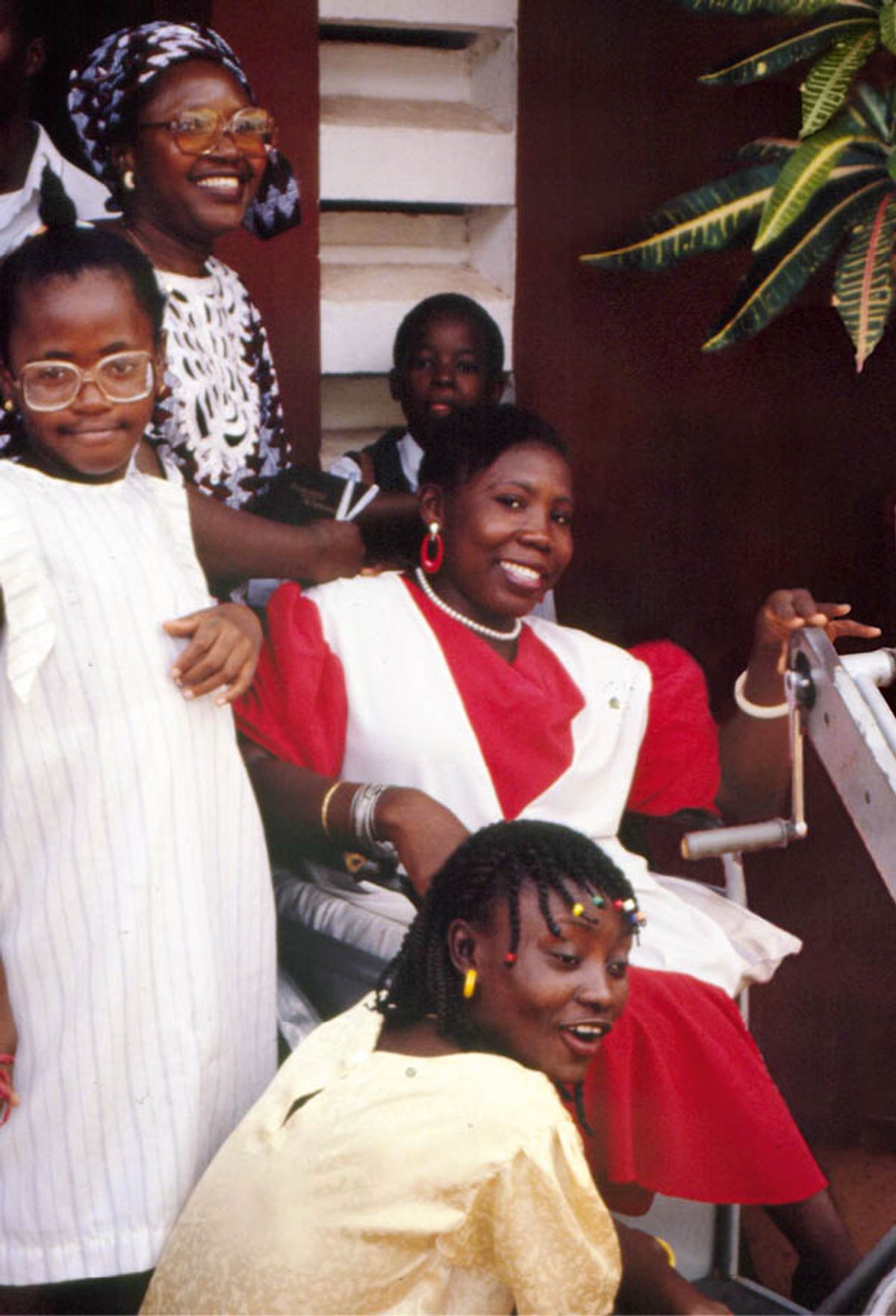 ဘီးတပ် ကုလားထိုင်မှာ ဂျေး ပြုံးပြုံးကြီး ထိုင်နေ။ ဘေးမှာ မိတ်ဆွေတွေ ဝိုင်းနေ။