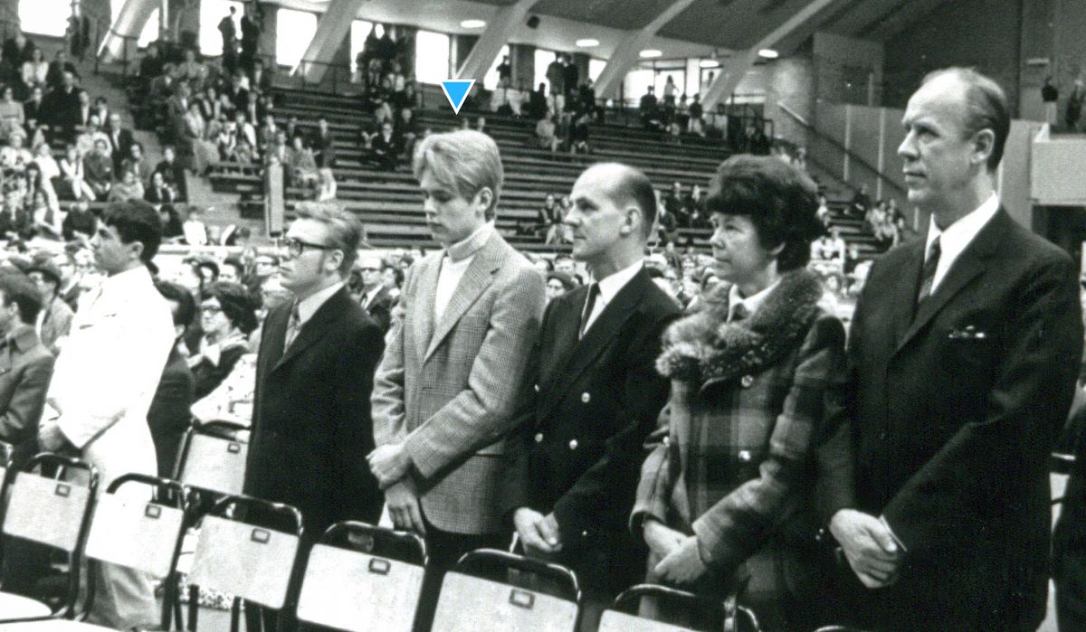 နှစ်ခြင်းခံမယ့်သူတွေနဲ့အတူ ဖခင်ဘေးမှာ ဟော်ကန် မတ်တပ်ရပ်နေ။