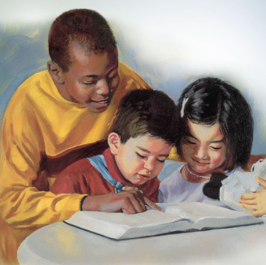 ကလေးငယ်နှစ်ယောက်ကို ပိုကြီးတဲ့သူက ကျမ်းစာ ဖတ်ပြနေစဉ်