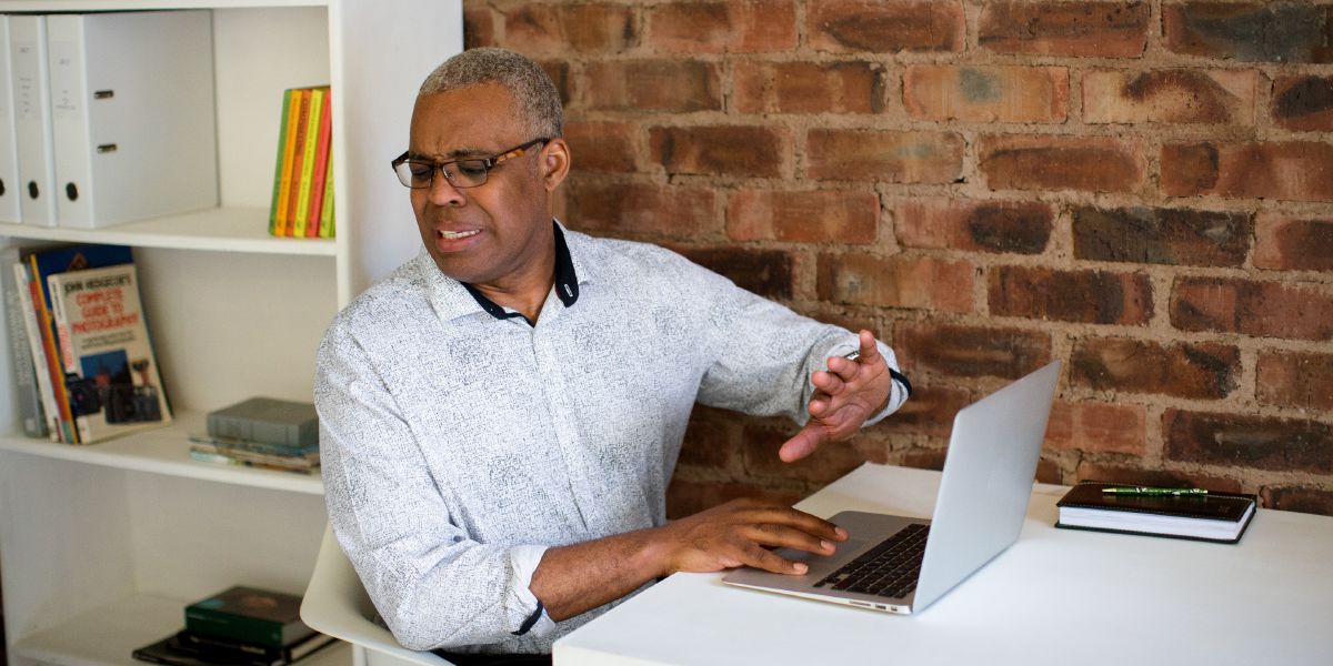 ညီအစ်ကိုတစ်ယောက် ကွန်ပျူတာမှာ မသင့်တော်တဲ့ ပုံတွေ အကြည့်လွှဲနေစဉ်