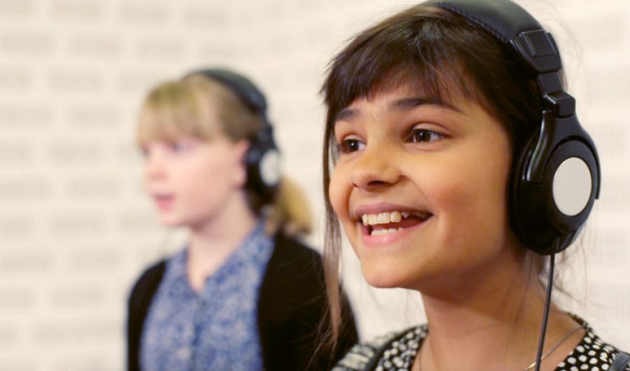 အသံသွင်းခန်းမှာ မိန်းကလေးနှစ်ယောက် သီချင်းဆိုနေ