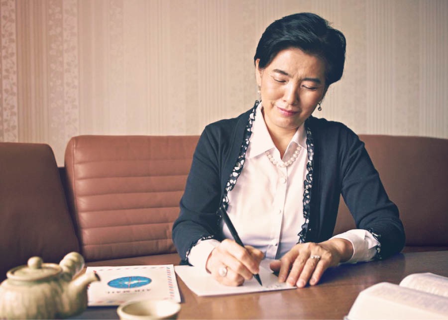 ညီအစ်မတစ်ယောက် ကျေးဇူးတင်စာရေးနေ