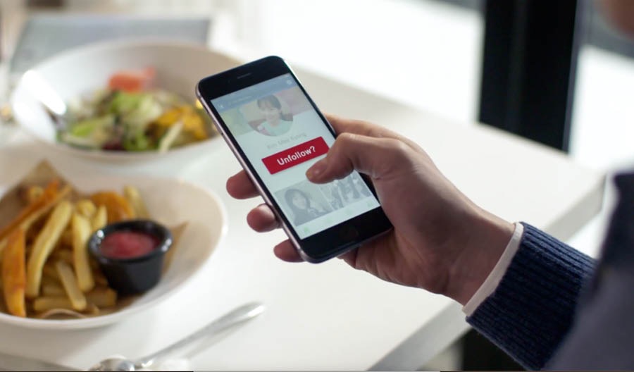 ဖုန်းကနေ သူငယ်ချင်းဖွဲ့ဖို့ မီခရွန် တောင်းဆိုတာကို ဂျင် ဖျက်နေစဉ်။