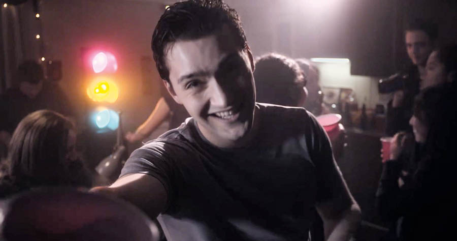 ‘သစ္စာမစောင့်သိသူတွေကို မတုပပါနဲ့’ ဗီဒီယိုမှ ပြကွက်။ ပရမ်းပတာ ကျင်းပတဲ့ ပါတီပွဲမှာ ယောက်ျားလေးတစ်ယောက်က အရက်ခွက် ကမ်းပေးနေတာကို နီလာ မြင်ယောင်နေစဉ်။