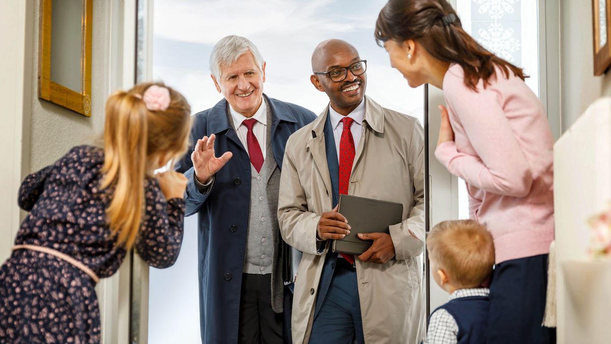 ကလေးနှစ်ယောက်ရှိတဲ့ ညီအစ်မတစ်ယောက်အိမ်ကို အကြီးအကဲနှစ်ယောက် လာလည်ပတ်နေစဉ်။