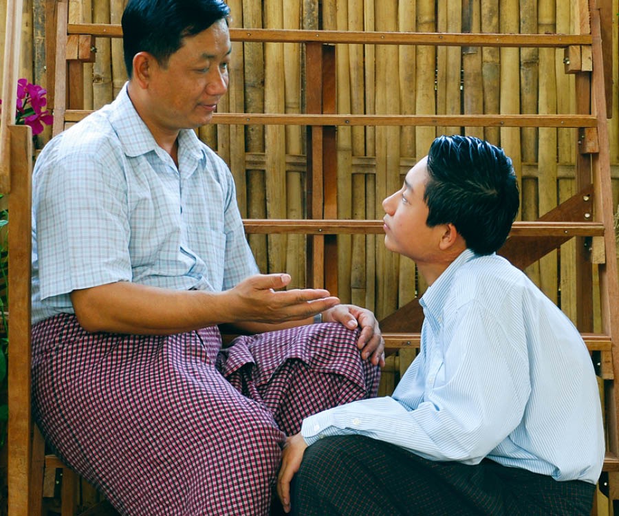 ဖခင်က သားနဲ့ စကားပြောနေစဉ်