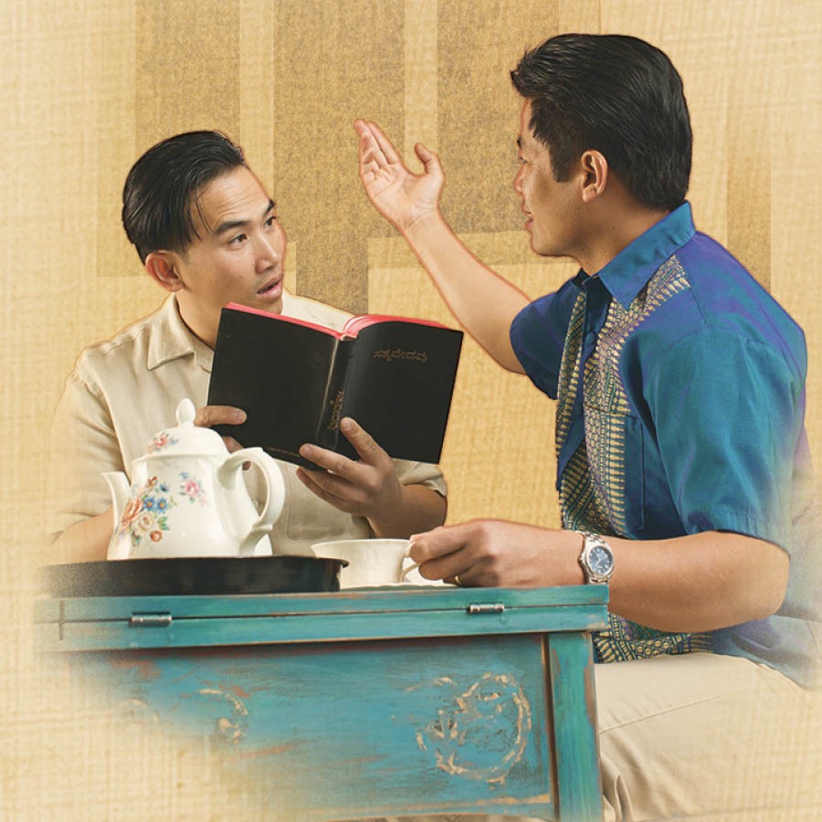 ကိုစိုးမိုးက ကိုအောင်နိုင်ကို ကျမ်းစာအကြောင်း ပြောပြနေစဉ်