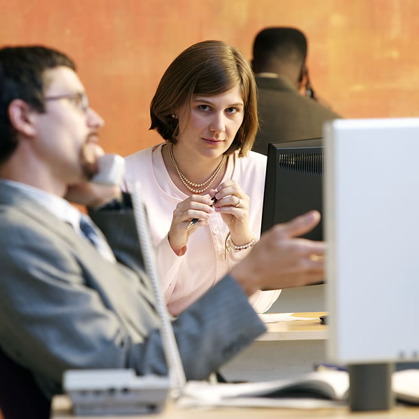 အလုပ်ဖော် အမျိုးသားကို အမျိုးသမီးတစ်ယောက် ငေးကြည့်နေစဉ်