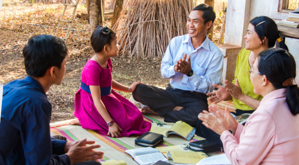 ဖခင်ဟာ မိသားစုနဲ့အတူ ကျမ်းစာလေ့လာနေ