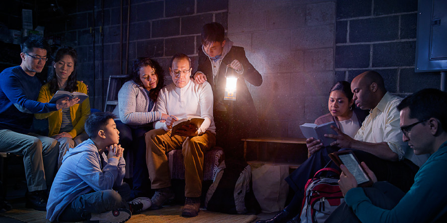 ယေဟောဝါသက်သေတွေရဲ့ လုပ်ငန်းကို ပိတ်ပင်ထားတဲ့ ဒေသတစ်ခုမှာ ညီအစ်ကိုညီအစ်မတွေဟာ မှောင်မည်းနေတဲ့ မြေအောက်ခန်းမှာ စည်းဝေးကျင်းပနေ